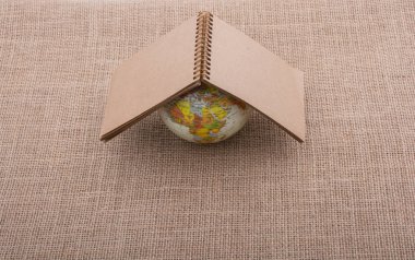 Tuval arka plan üzerine yerleştirilen Küre