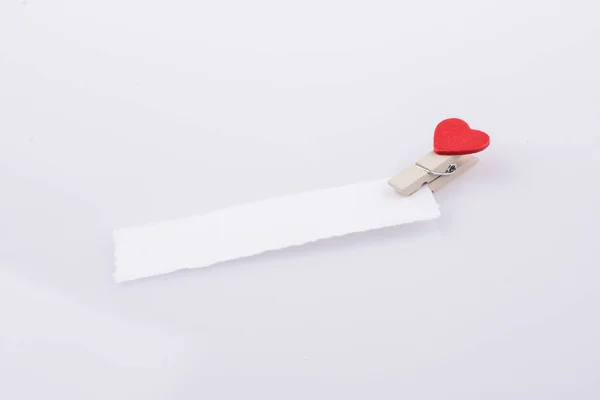 Clip de corazón en un papel — Foto de Stock