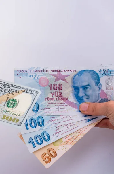 Handen met Amerikaanse dollar biljetten en Turks lire-biljet — Stockfoto