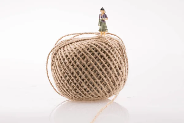 Femme sur une bobine de lin de fil — Photo
