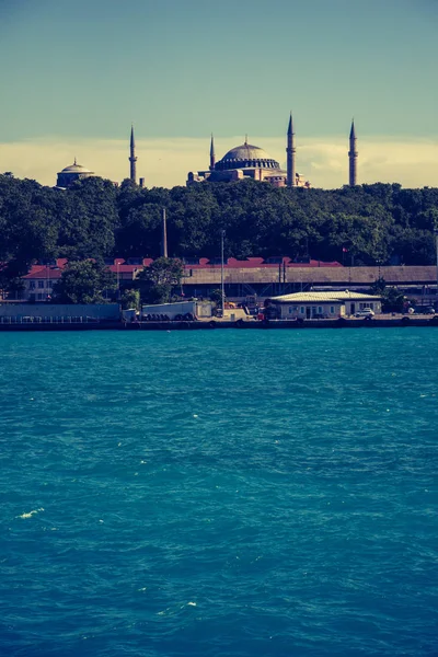 Istanbul Cityscape con la famosa silhouette dell'edificio — Foto Stock