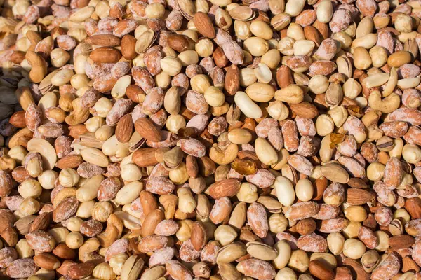 Haufen verschiedenster Nüsse und Samen ausgestellt — Stockfoto