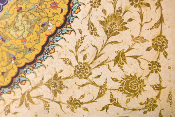 Osmanlı zamanının çiçek desenli örneği — Stok fotoğraf