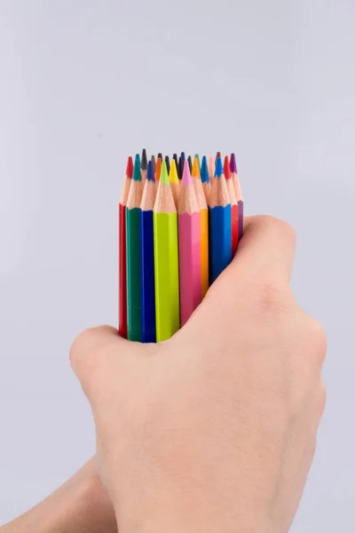 Ręka holdin ołówki — Zdjęcie stockowe
