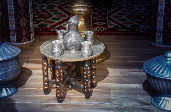 Ustensiles en argent et cuivre de style ottoman exposés — Photo