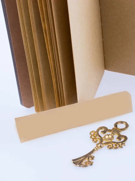 Notebook, retro klíč a prázdný papír — Stock fotografie