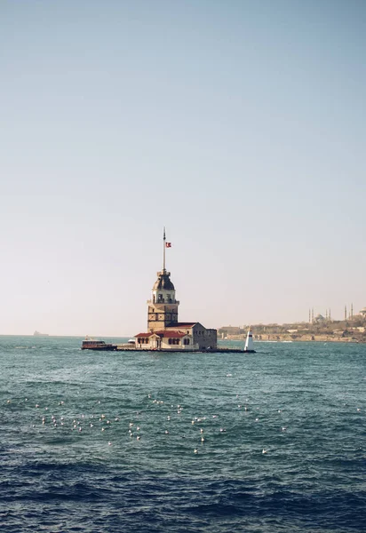 Maidens Tower localizado em Istambul — Fotografia de Stock