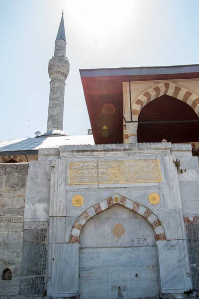 Минарет мечети османского стиля — стоковое фото