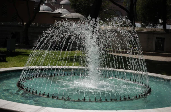 De fonteinen stromende bruisend water in een poep — Stockfoto
