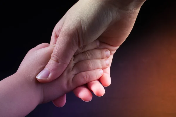 Adulte et enfant se tiennent la main — Photo