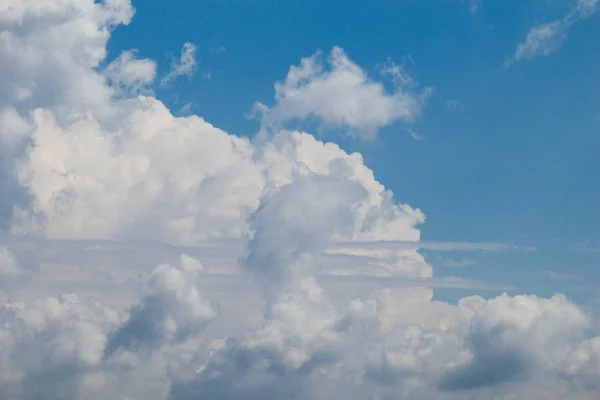Nubes de color blanco cubren el cielo azul — Foto de Stock