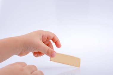 Elinde parça boş kağıt 