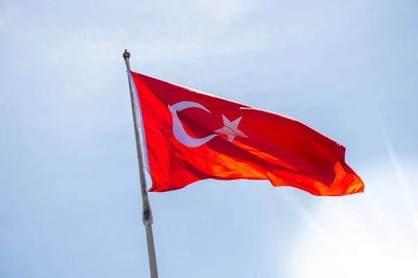 Турецкий национальный флаг с белой звездой и луной в небе — стоковое фото