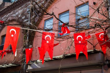 Sokağın ortasında asılı Türk bayrağı