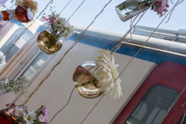 Dizeleri asılı bitkisel çay şişe