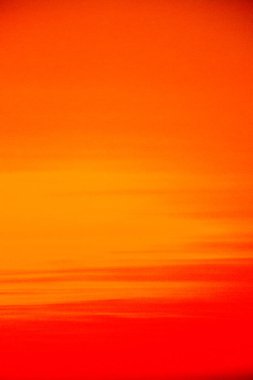 renkli ve hafif bulutlar gökyüzünde