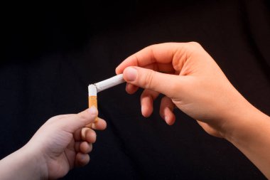 El siyah arka plan üzerine bir sigara kırılıyor