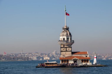 Genç kızları Istanbul'da bulunan kule