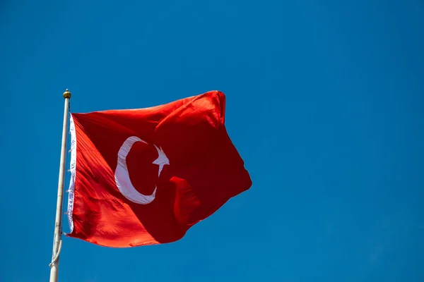土耳其国旗，白星月在天空中 — 图库照片