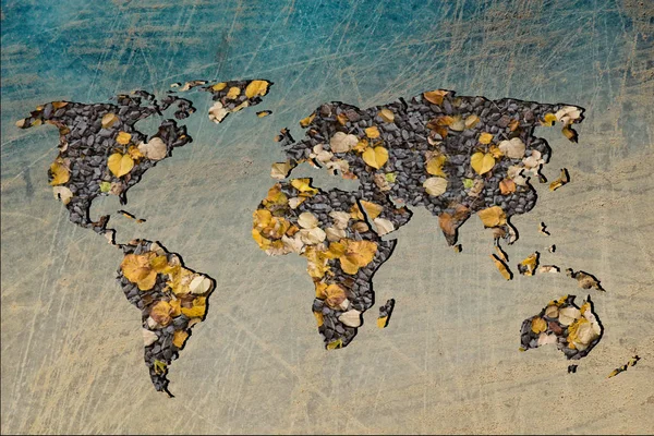 Mapa do mundo aproximadamente delineado com folhas secas de Outono de enchimento — Fotografia de Stock