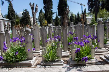 Istanbul'daki mezar üzerinde eski taş