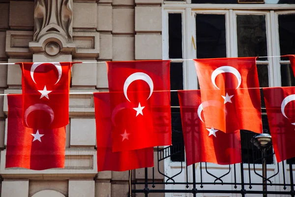 Gökyüzünde beyaz yıldız ve ay olan Türk ulusal bayrakları — Stok fotoğraf