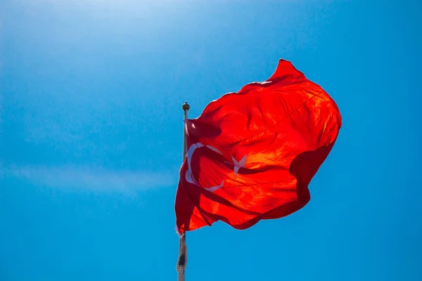 Török nemzeti zászló fehér csillaggal és holddal az égen — Stock Fotó