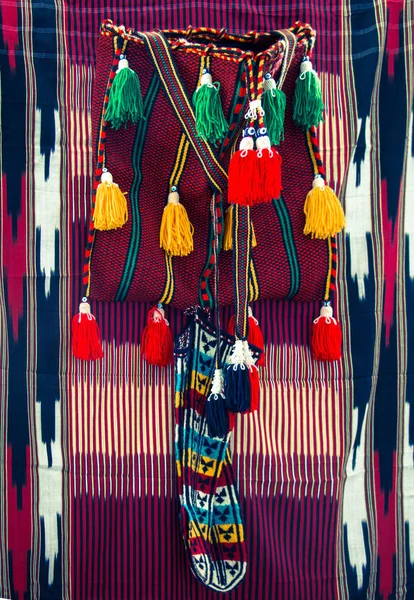 Çeşitli renklerde geleneksel püsküllü