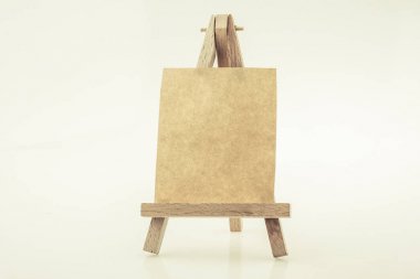Kahverengi renk notepaper resim tripod üzerinde