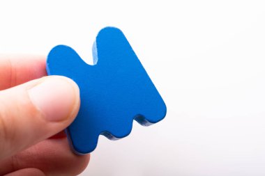 Alfabe'nin M Harfini Tutan El