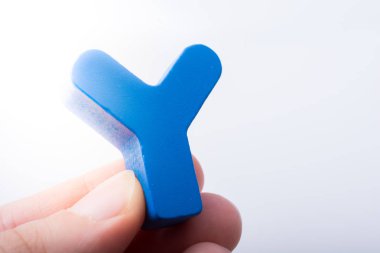 Alfabe'nin Y Harfini Tutan El