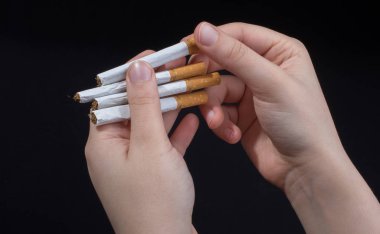 Sigara siyah arka plan üzerine elini tutuyor