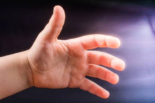 Pět prsty lidské ruky částečně vidět v zobrazení — Stock fotografie