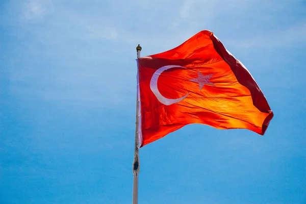 Turecká národní vlajka s bílou hvězdou a měsícem na obloze — Stock fotografie