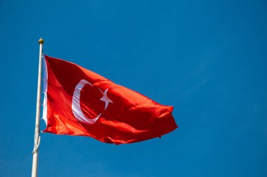 Gökyüzünde beyaz yıldız ve ay olan Türk ulusal bayrağı