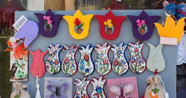 Çarşıda lale şekilli el sanatları