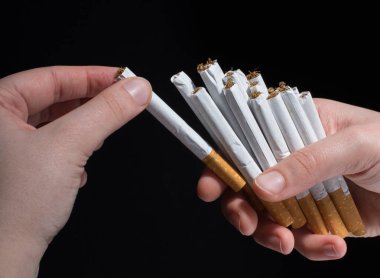 El paket sigara siyah dışarı veren 