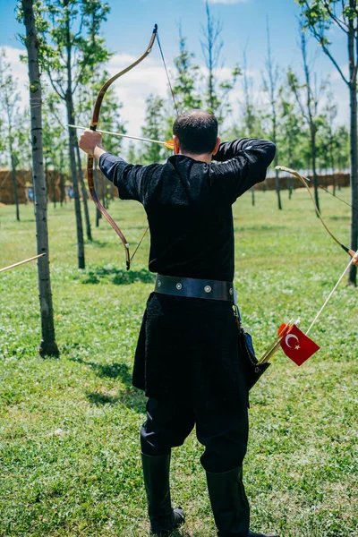 穿着传统服装射箭的弓箭手 — 图库照片