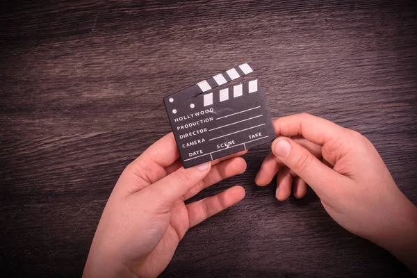 Hand hält kleinen Filmklöppel in der Hand — Stockfoto