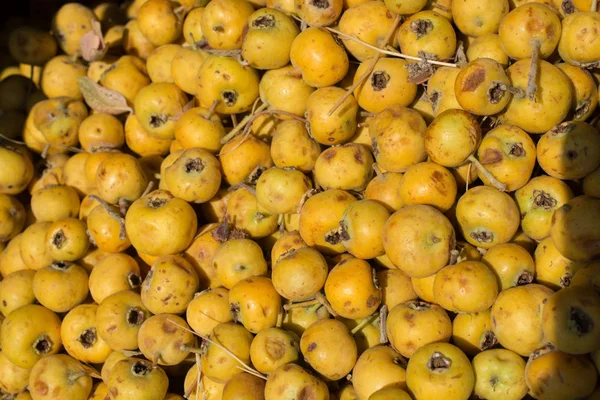 Azarola de frutas silvestres, níspero mediterráneo recogido y vendido en m — Foto de Stock