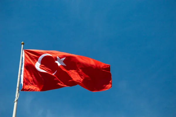 Gökyüzünde beyaz yıldız ve ay olan Türk ulusal bayrağı — Stok fotoğraf