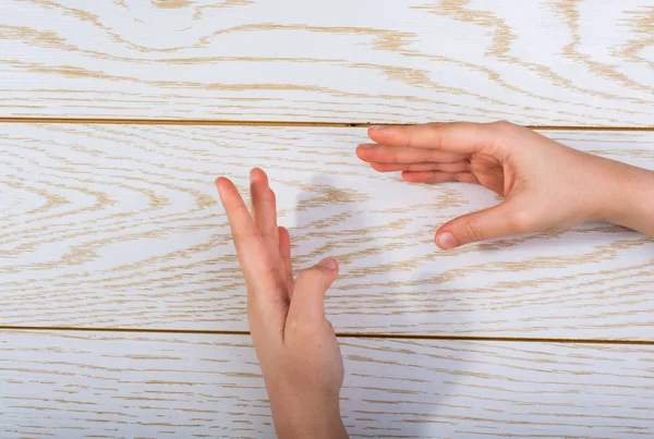 Руки роблять жест на дерев'яному фоні — стокове фото