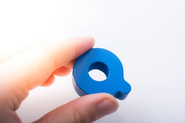 Alfabenin Q harfini tutan el