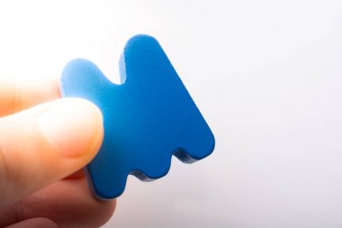 Alfabe'nin M Harfini Tutan El