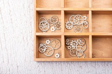 Dişli tekerlek kavram mühendislik olarak beyaz arka plan üzerinde