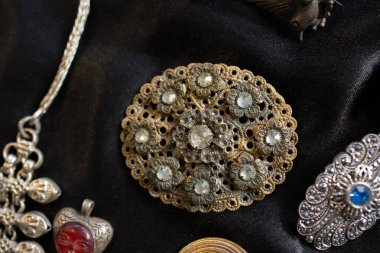 kaçmak pazarında eski takı öğeleri