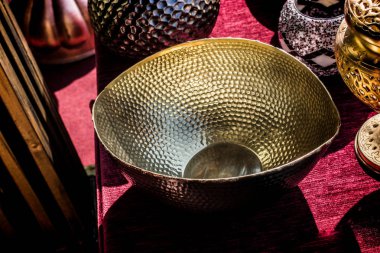 Görüş alanında taditional Osmanlı stili metal kase