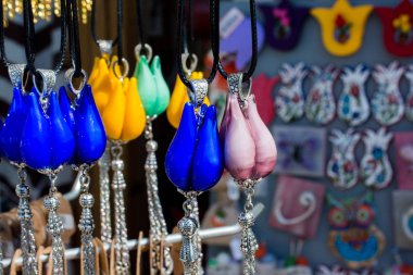 Çarşıda lale şekilli el sanatları