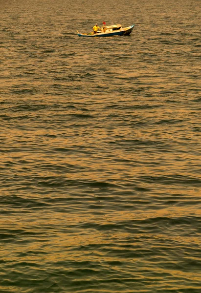 Barco de pesca en movimiento en el mar — Foto de Stock