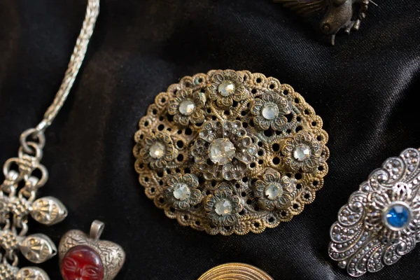 逃亡市场的旧珠宝物品 — 图库照片